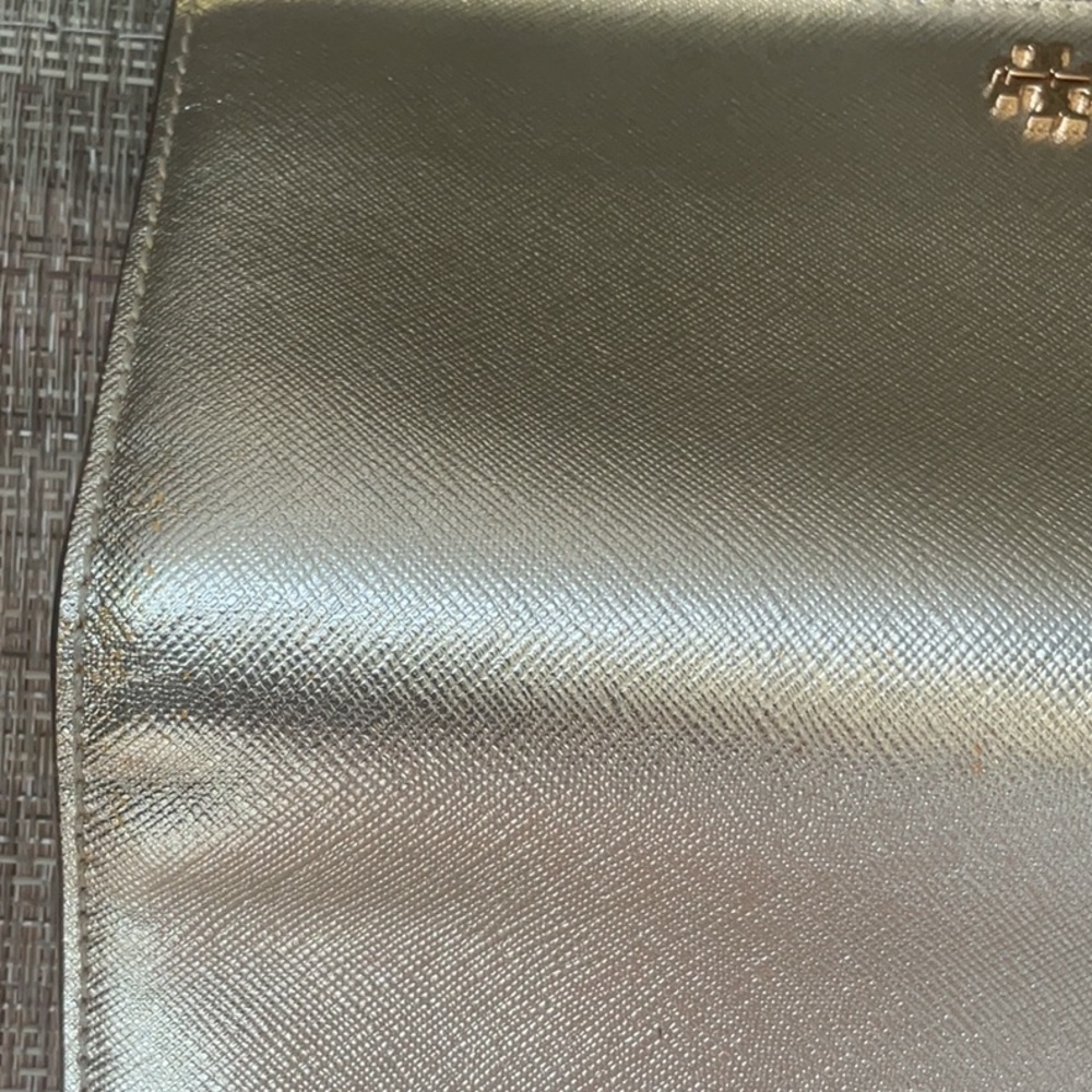 Tory Burch Emerson slim wristlet envelope in white gold - Picture 4 of 11